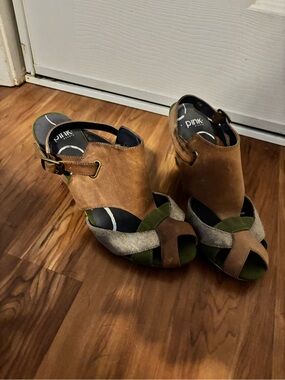 Pink & Pepper Women’s Tan, Green and Gray Suede Open-Toe Slingback Heels